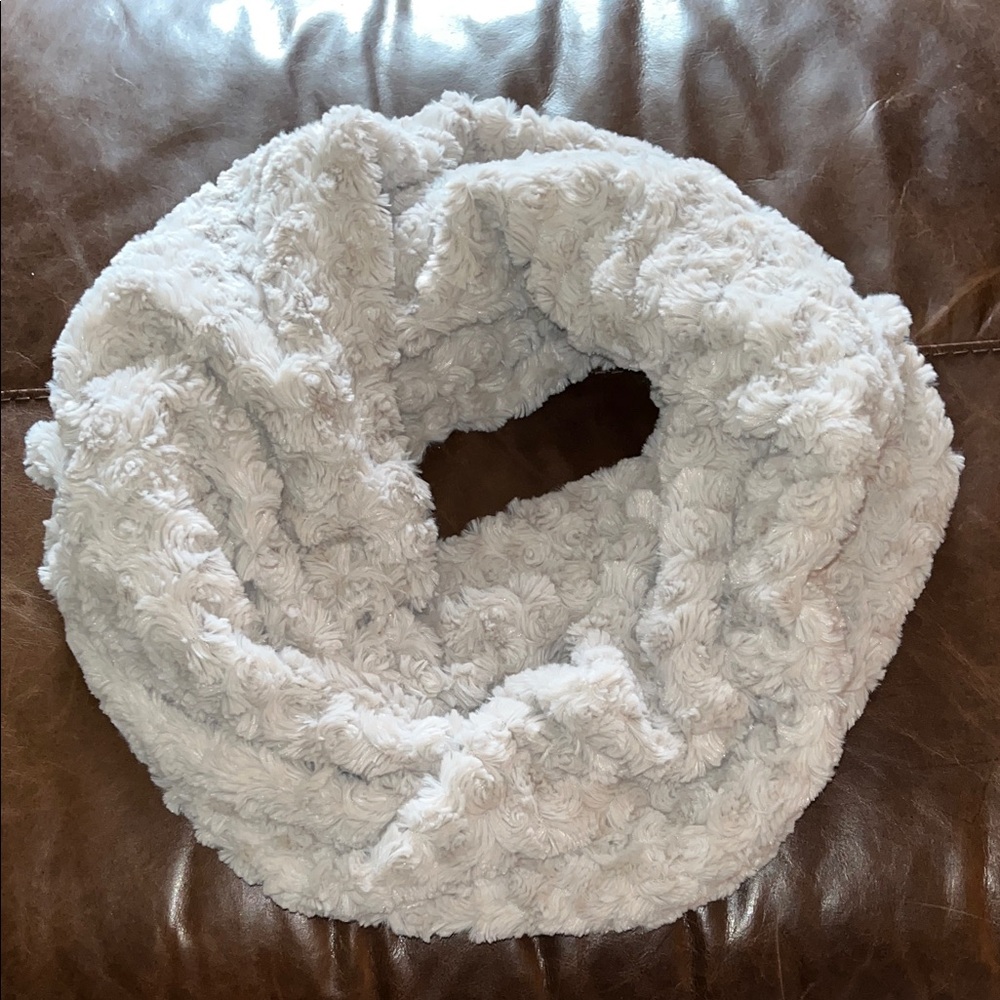 BP • Luxurious Light Gray Infinity Scarf
